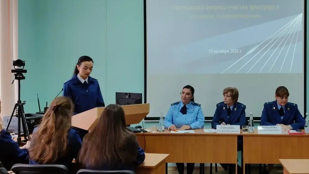 Студентка 5 курса Аджиаметова Мавиле выступает с докладом на тему «Роль органов прокуратуры в осуществлении государственного мониторинга вреда, причиненного иностранными источниками»